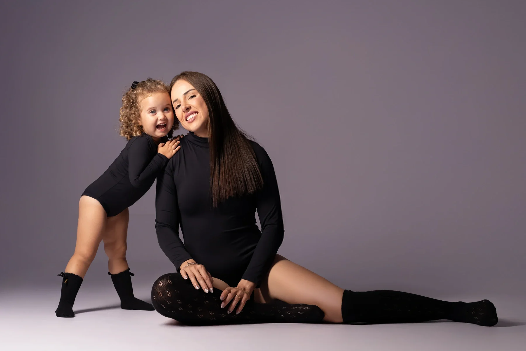 Aline e sua filha juntas em um ensaio de maternidade