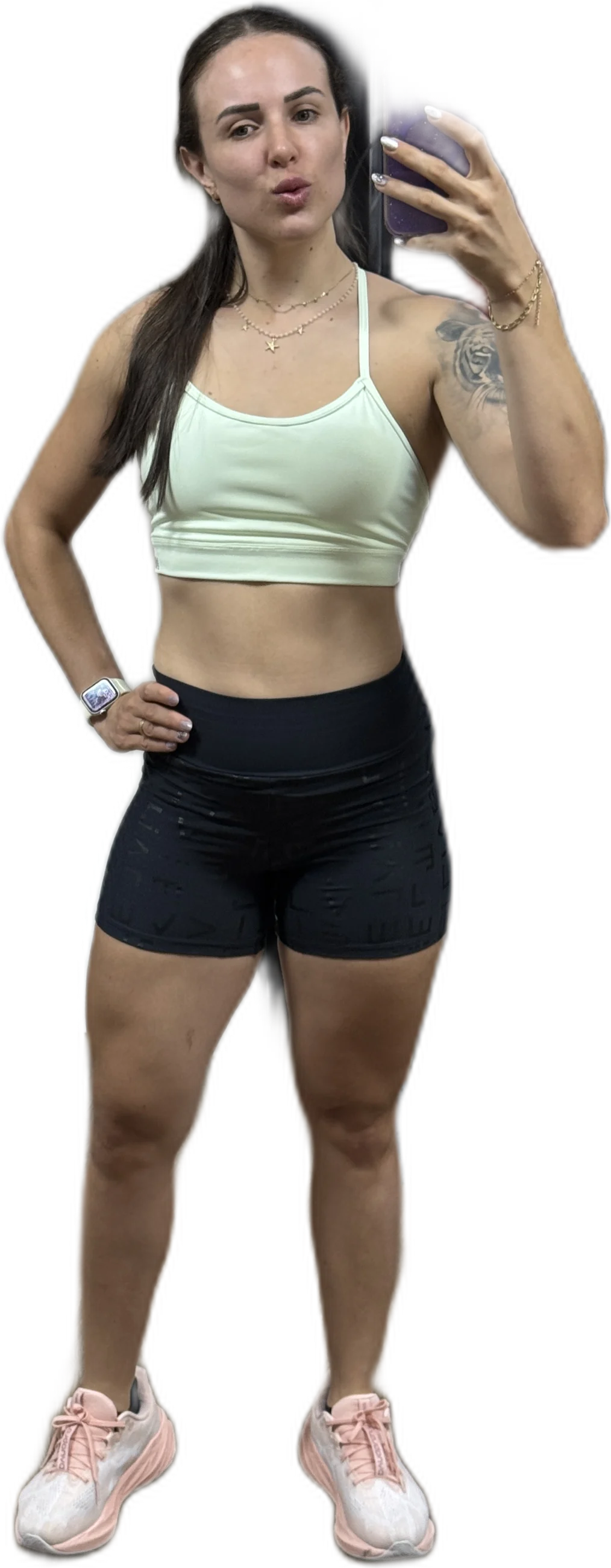 Aline com roupa de treino e tênis, durante sua rotina ativa