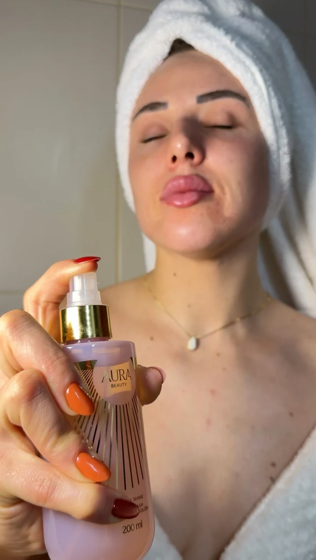 Aplicação de produto de autocuidado com a pele iluminada e toalha no cabelo