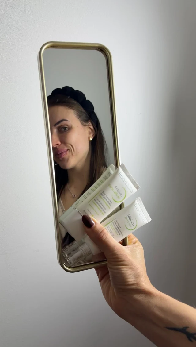 Reflexo no espelho com um produto de skincare em destaque