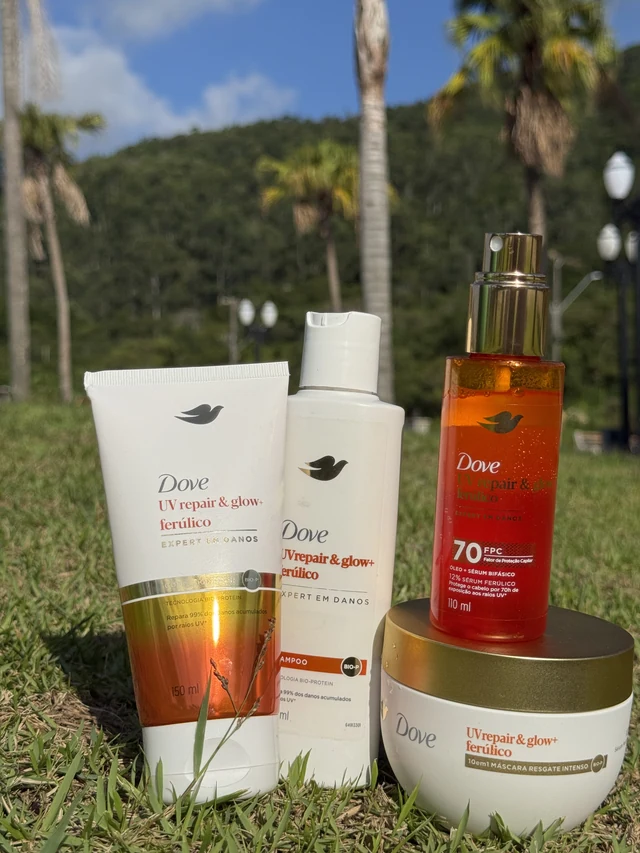 Composição de produtos para cabelo ao ar livre, com vegetação ao fundo