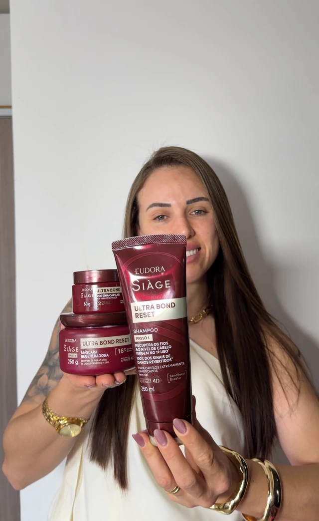 Apresentação de uma linha de tratamento capilar nas mãos de Aline