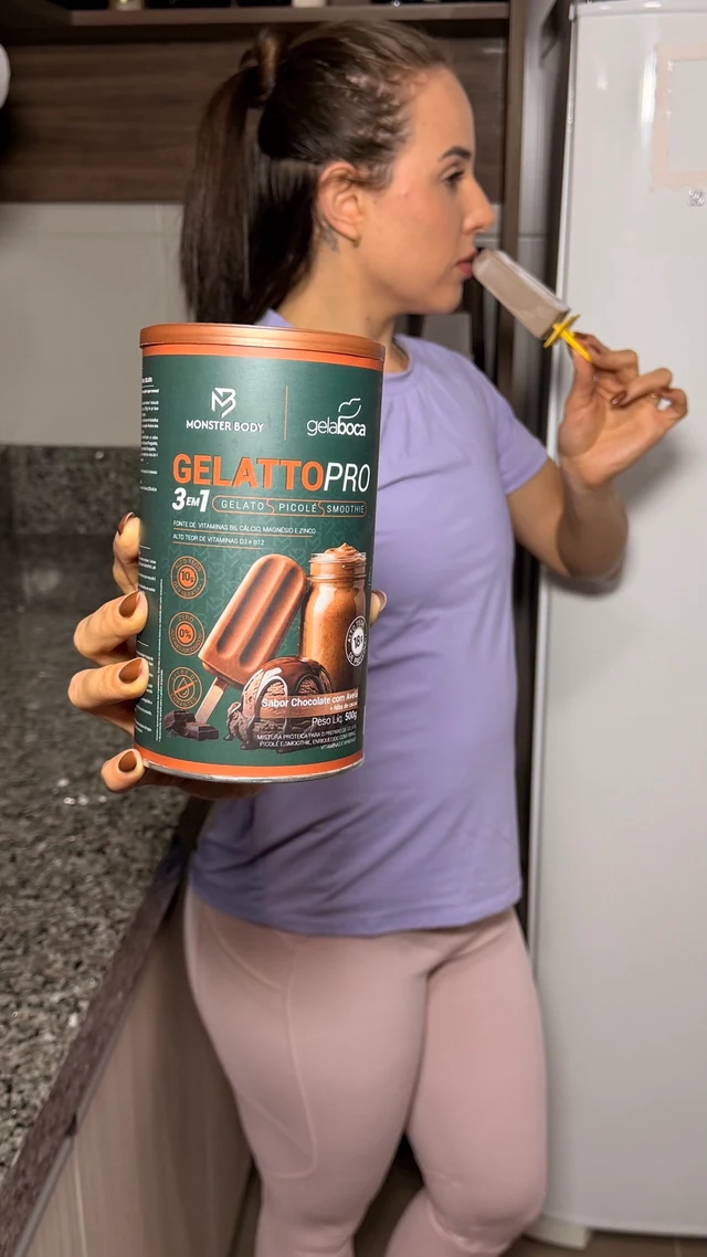 Aline com roupa de treino demonstrando um produto de alimentação