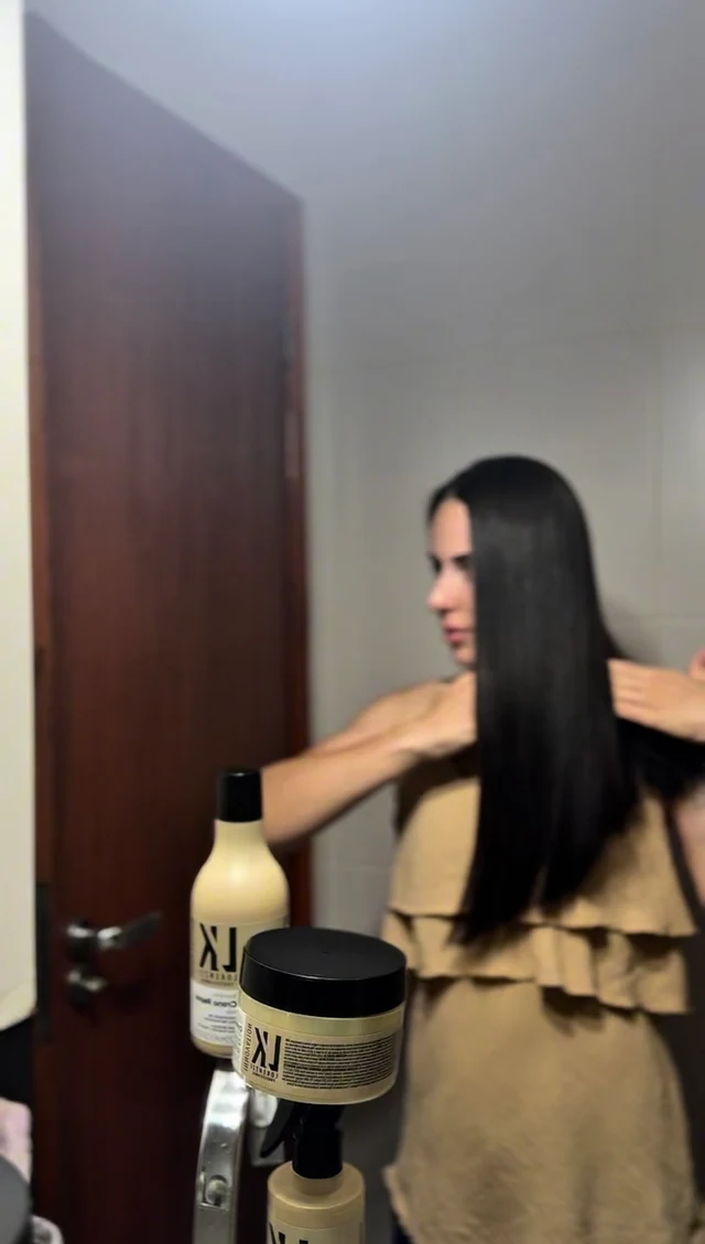 Aline demonstrando cuidados com o cabelo em uma situação cotidiana
