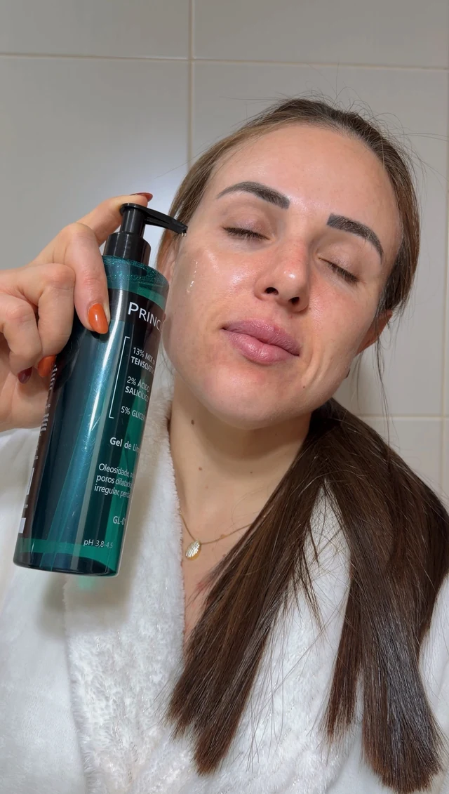 Aline apresentando um produto de skincare ao lado do rosto