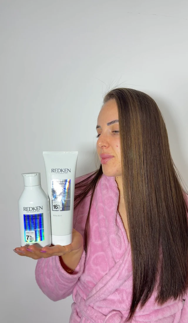 Aline apresentando produtos de cuidado capilar com o cabelo solto