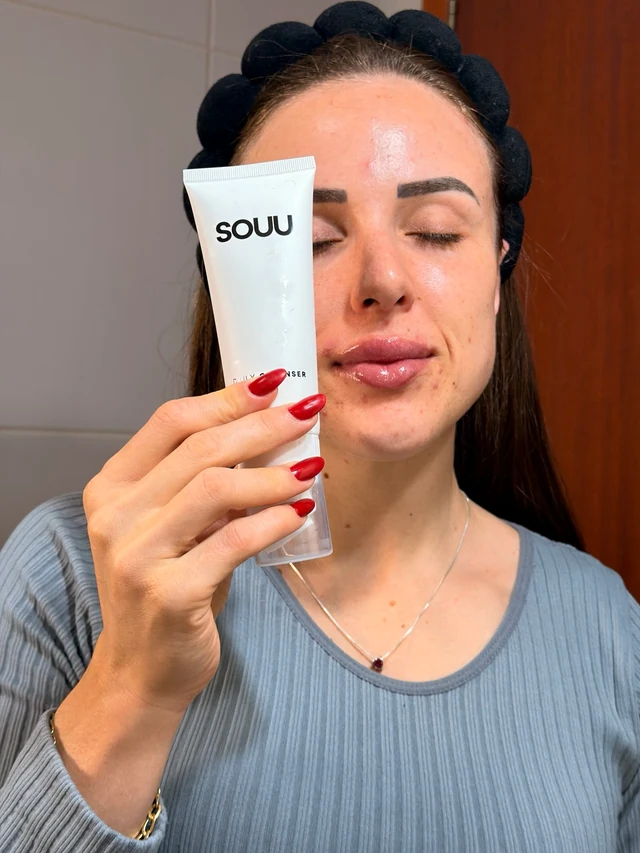 Retrato com aplicação de skincare e embalagem em evidência